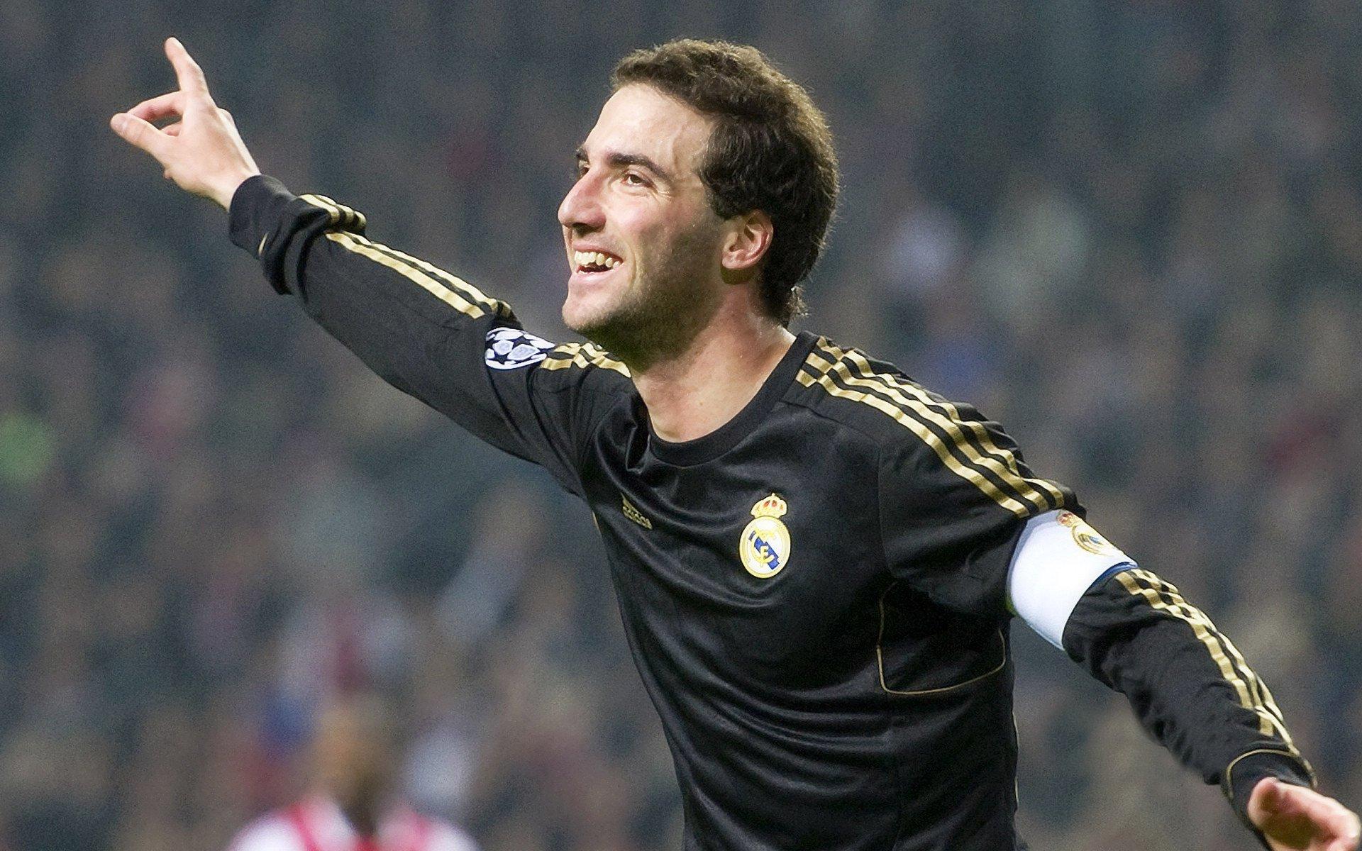 国足热血进军12强赛，拼搏精神点燃亚洲足坛